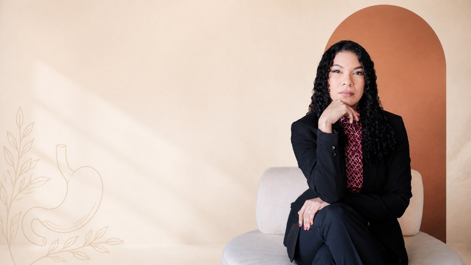 Dra. Kárytta Ramos, médica gastroenterologista, sentada em seu consultório